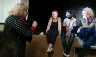 Пьесу о современном отшельнике, который привык общаться с манекеном, обсудили в театре «Студия» Л. Ермолаевой»