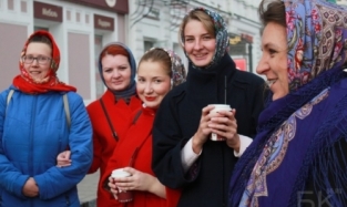 Алеся Григорьева показала юным омичкам, как правильно повязать платок