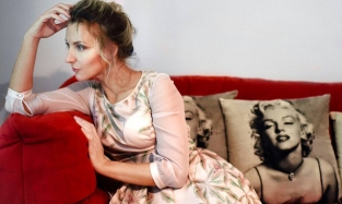 Актриса омского драмтеатра Анна Ходюн рассказала про флер, валенки и импровизацию
