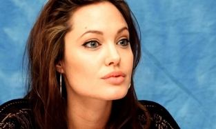 Ювелир из Англии назвал в честь Анджелины Джоли ожерелье с редким сапфиром