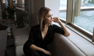 Яркая, стильная, легко жонглирующая модными приемами, точно знающая, как выглядеть восхитительно – вот портрет девушки, которая предпочитает наряды ТМ «Олеся Дорогова».