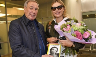 Самая известная теннисистка России как писательница подарила свою книгу