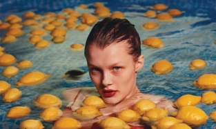 Кристальный мейкап и бассейн с лимонами: новая фотосессия Кристины Грикайте