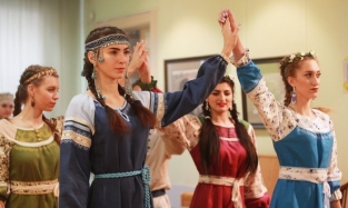 Омские красавицы с косами показали наряды с национальным колоритом