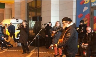 Борис Гребенщиков для собственного удовольствия поет на улицах