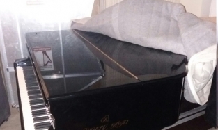 Рояль для концерта Михаила Плетнева в Омске одели в шерстяной чехол