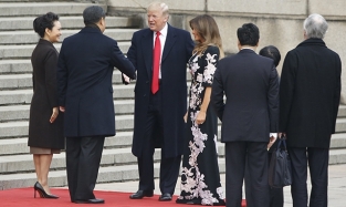 Мелания Трамп выбрала платье с китайскими мотивами
