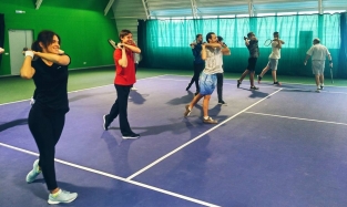 Актеры Омской драмы отправились на теннисный корт