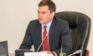 Вице-мэр Асташов оживил диалог со СМИ алым галстуком