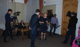 Главред ТВ «РБК-Омск» украсила завтрак губернатора ярким цветом волос