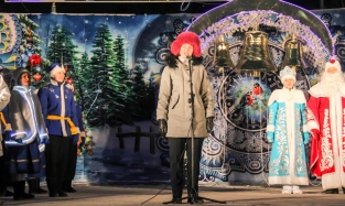Мэр Омска не чужда прекрасному: любит зимой цветные шапки
