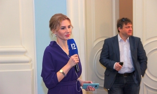 Звезда «12 канала» на пресс-конференции Буркова представила наряд с намеком