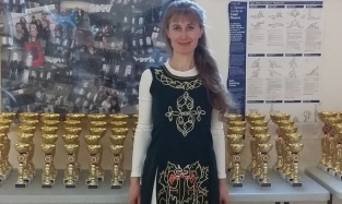 Омичке Татьяне Карченковой помогло в Англии счастливое платье с драконами