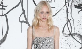 Саша Пивоварова представила серебристый look от Dior на фоне своих картин