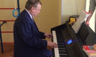 Тетянников показал, что как-то играет на синтезаторе