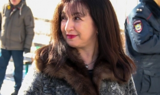 Натела Полежаева появилась на митинге в шубке из каракуля
