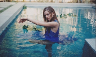 В синем платье в синей воде: новая фотосессия омской модели Кати Феофановой