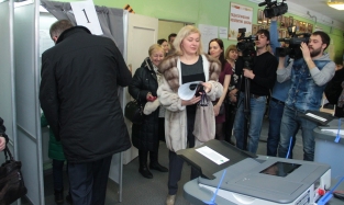 Мадам Буркова появилась на избирательном участке в бежевой лаковой обуви