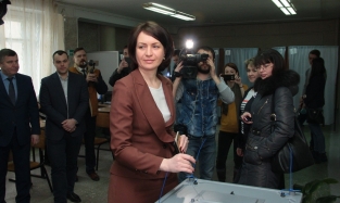 Оксана Фадина выбрала для появления на выборах коричневую гамму