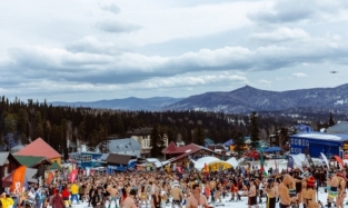 Омичи в купальниках установили всероссийский рекорд в Шерегеше
