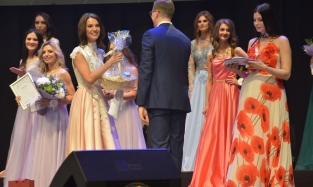 Омички Мария Долгополова и Анастасия Лунева стали победительницами конкурса Mrs. & Ms. Earth 