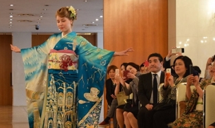 В Токио презентовали кимоно, украшенное символами русской культуры