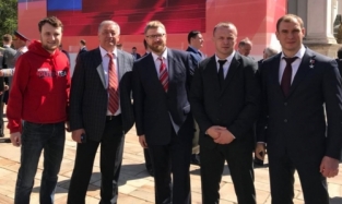 Омича обвинили в нарушении дресс-кода инаугурации Путина