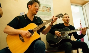 Музыканты из Омска организовали концерт для пациента хосписа