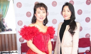 Корейские певицы восхищены омскими костюмерами