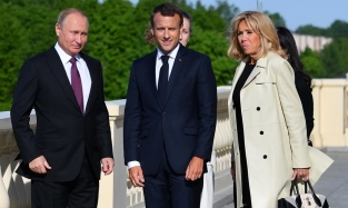 Взрослая жена президента Франции впервые посетила Россию
