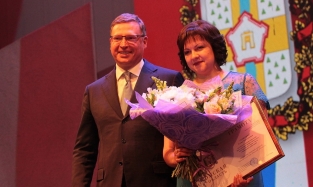 Врио губернатора Омской области Бурков поздравил соцработников
