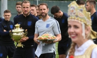 Английские футболисты не доверились русской женщине с караваем и солью