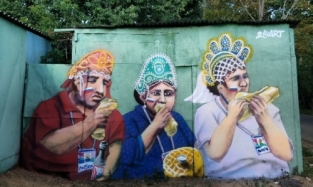 Омский художник украсил московский гараж портретами прославившихся российских болельщиков в кокошниках