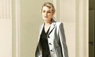 Рената Литвинова ходит «по делам» в платье и сапогах от Balenciaga