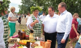 В Крутинке врио губернатора Омской области Бурков подняли чарку бальзама с местным главой