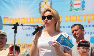 Вице-мэр Шипилова встретила День семьи, любви и верности в белом