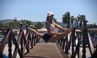 Гимнастка Вера Бирюкова даже на курорте не может без шпагатов и мостиков