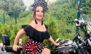 Наташа Королева предстала в образе Кармен на мотоцикле
