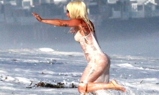 Леди Гага провела в Малибу соблазнительную фотосессию