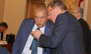Вице-губернатор Фролов ради московского гостя надел галстук