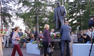 На открытии памятника Михаилу Ульянову собрались жители Омска, Москвы и Тары