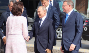 Мэр Омска Фадина похвасталась рукопожатием Путина