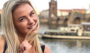 Анна Семенович непатриотично отдыхает в Праге