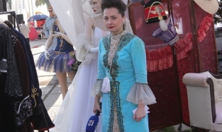 Звезда «12 канала» Алена Зарина вела эфир в театральном костюме