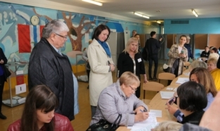 Мэр Фадина пришла на выборы губернатора Омской области с родителями