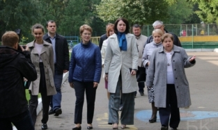 Мэра Омска Фадину караулили на участке маленькие поклонники