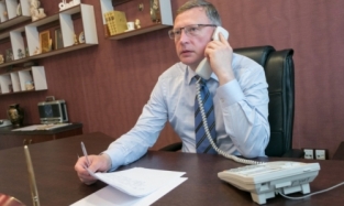 Бурков привез из Екатеринбурга велосипед и катается на нем по ночам