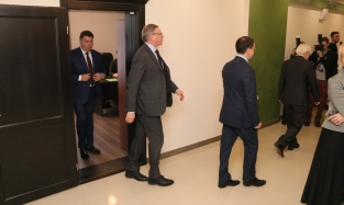 Новая мода от депутата: Голушко и жвачка во время визита Мединского в Омск