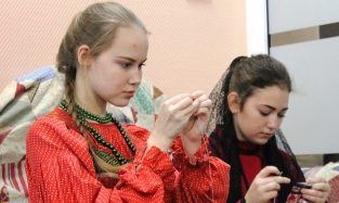 Омских студенток научили азам шитья и пения за пять дней