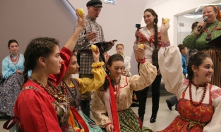 В Омске студентки соревновались в чистке картофеля на скорость
